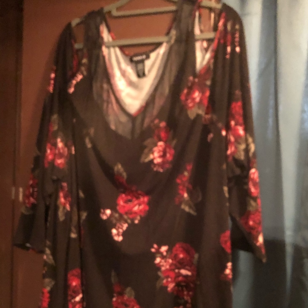Torrid - Quarter sleeve cold shoulder top - Size 6